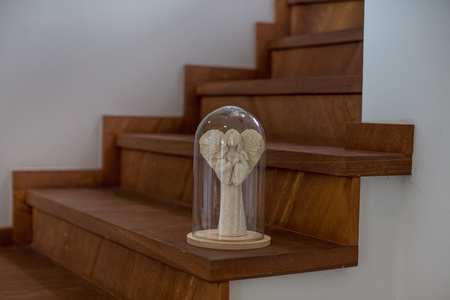 Kopuła szklana z podstawką drewnianą, W-315L H:29 cm D:17cm