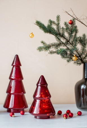 Szklana choinka dekoracyjna czerwona W-781A H:35cm D:16cm