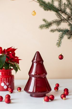 Szklana choinka dekoracyjna czerwona W-781 H:22cm D:14cm