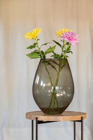 Szklany wazon dymiony W-749 H:30cm D:23cm